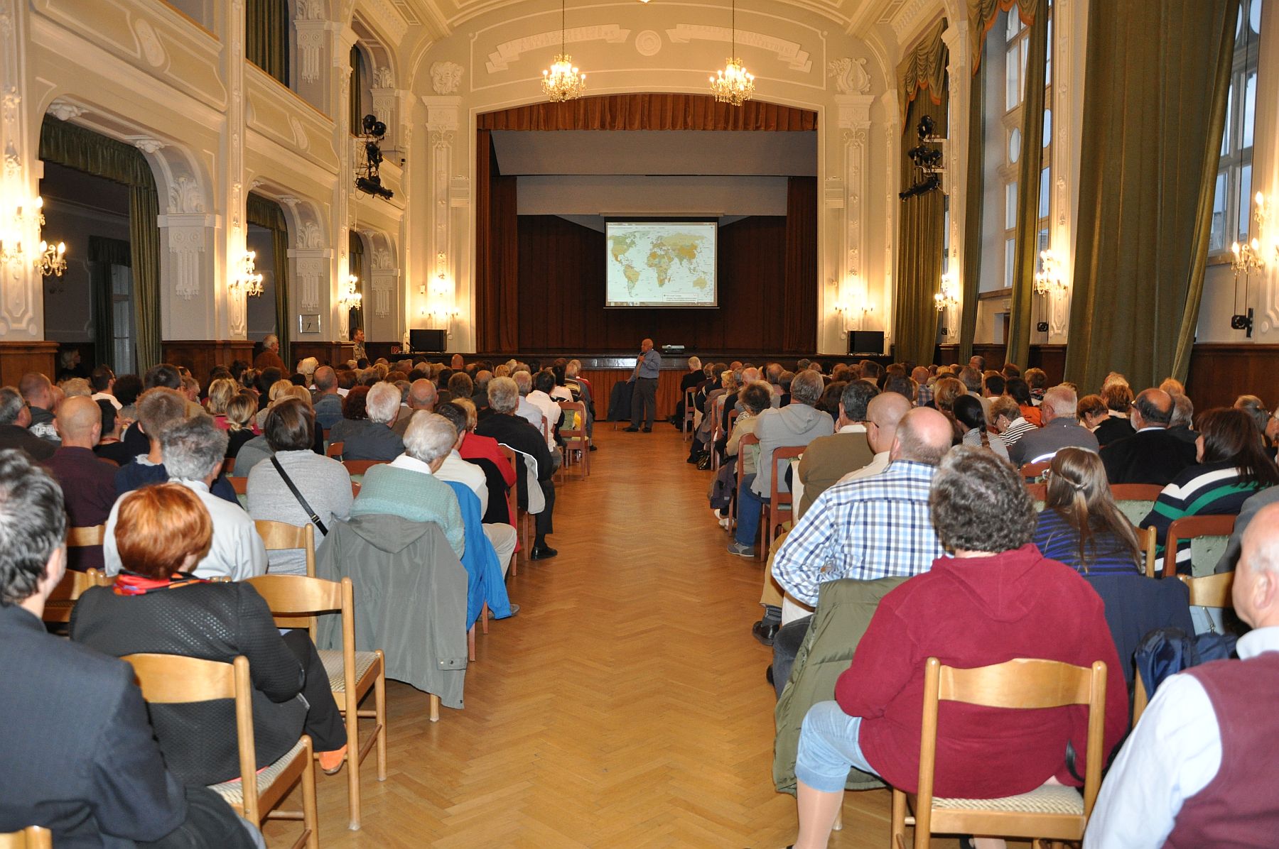 Dr. Nógrádi György előadása a Szent István teremben